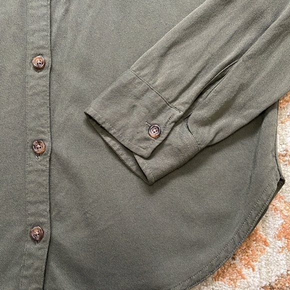 Hollister Women’s Dark Olive Green Slinky Soft Viscose Button Up Shirt In Small - Picture 4 of 11